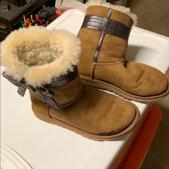 Guc Uggs with bow - Picture 1 of 5